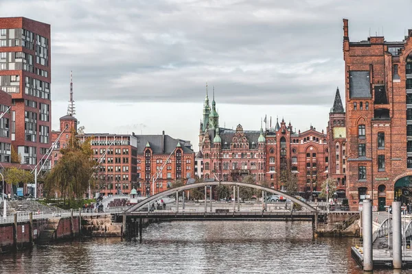 Hamburg, Almanya - 9 Kasım 2019: Speicherstadt kırmızı tuğlalı evler ve Almanya 'nın Hamburg kentindeki Busanbrucke köprüsü