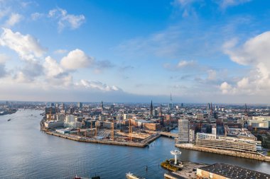 Hafencity yakınlarındaki Hamburg Limanı 'nın hava aracı görüntüsü.