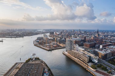 Tarihi şehir merkezi ve deniz limanı üzerindeki bulutlarla Hamburg Limanı 'nın hava aracı görüntüsü