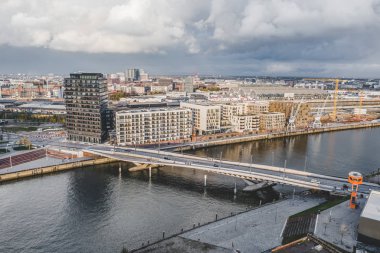 Gün batımından önce Hamburg Limanı yakınlarındaki Hafencity Üniversitesi 'nin hava aracı görüntüsü