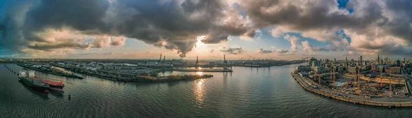 劇的な嵐の雲と日没前にハフハティからハンブルクの港のパノラマドローンの空中ビュー — ストック写真