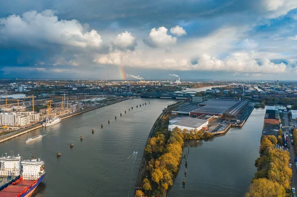 Veduta aerea del drone di Porto di Amburgo vicino a Hafencity con arcobaleno e nuvole tempestose prima del magnete — Foto Stock