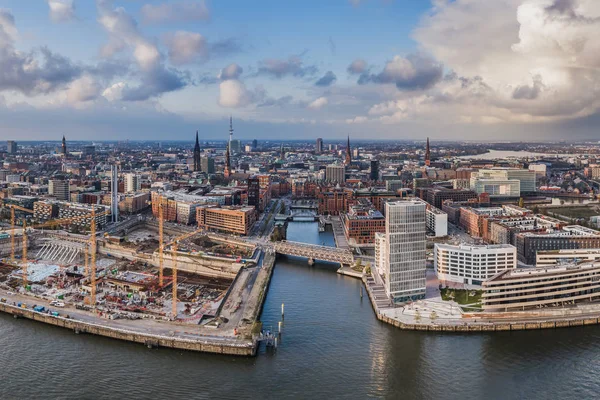 Drohnenaufnahme des Hamburger Hafens mit Wolken über historischer Innenstadt und Seehafen — Stockfoto