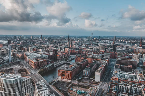 Vista aérea del puerto de Hamburgo con nubes sobre el centro histórico de la ciudad y el puerto marítimo. — Foto de Stock