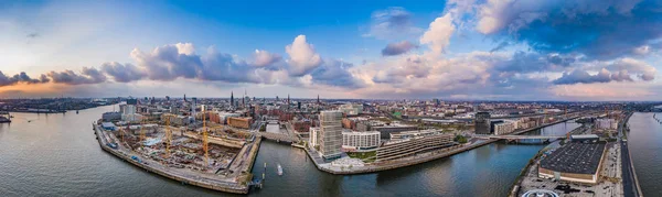 Aereo drone vista panoramica del porto di Amburgo durante lo sconvolgimento con drammatiche nuvole sul centro storico della città — Foto Stock