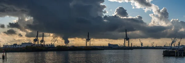 劇的な嵐の雲と日没前にハフネスからハンブルクの港のパノラマビュー — ストック写真