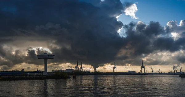 Panoramiczny widok portu w Hamburgu z Hafencity przed zachodem słońca z dramatycznych chmur burzowych — Zdjęcie stockowe