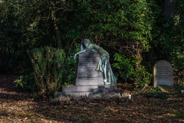 Hamburg, Deutschland - 9. November 2019: Grabstein mit Skulptur am Morgen auf dem Friedhof Ohlsdorf in der Hamburger City — Stockfoto