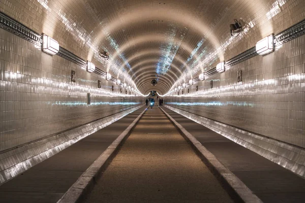 Tunel Łaby wieczorem ze światłami zapalonymi w listopadzie — Zdjęcie stockowe