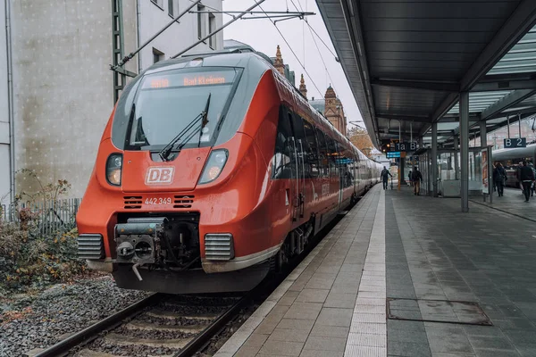 Schwerin, Německo - 11. listopadu 2019: Německý vlak DB do Bad Kleinenu v železniční stanici — Stock fotografie