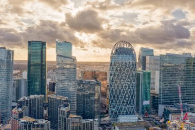 Paris, Fransa - 09 Aralık 2019: Gün batımından önce Paris 'teki iş bölgesinde La Defense' ın hava aracı görüntüsü