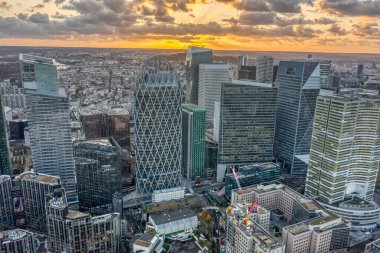 Gün batımından önce Paris 'in iş bölgesinde La Defense' ın hava aracı görüntüsü.