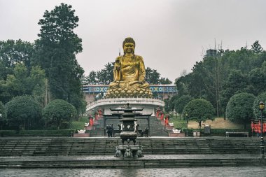 Chongqing, Çin - 20 Aralık 2019: Çin 'in güneybatısındaki Chongqing metropolündeki Hua Yan Tapınağı' nda altın Buda heykeli
