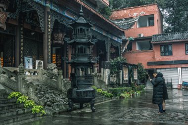 Chongqing, Çin - 20 Aralık 2019: Çin, Chongqing 'deki Huayan Tapınağı' nda bronz merkezli yakıcıdan önce dua edin