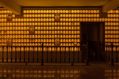 Chongqing, Çin - 20 Aralık 2019 Huay Tapınağı 'nda binlerce Budda heykeli duvarı