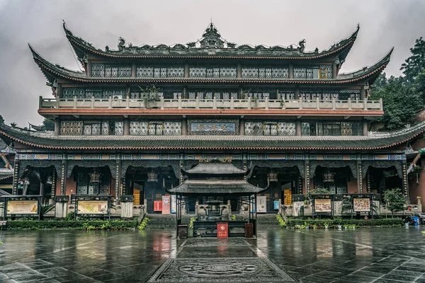 Chongqing, Kina - 20 dec 2019: Traditionellt kinesiskt Buddah-tempel i mulen tid — Stockfoto