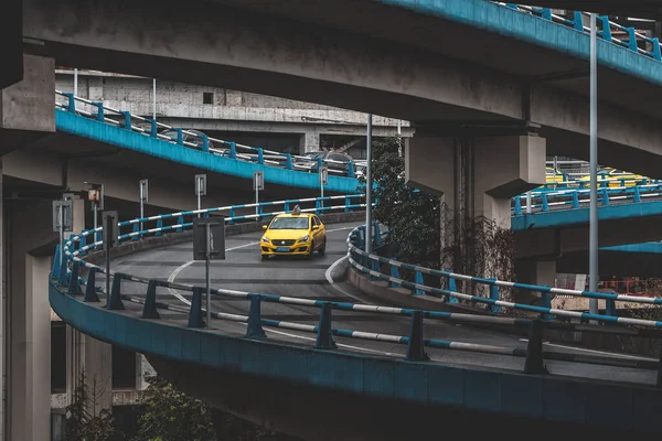 Chongqing, China - 20 de diciembre de 2019: Taxi amarillo en puente de sobrevuelo en un día lluvioso — Foto de Stock