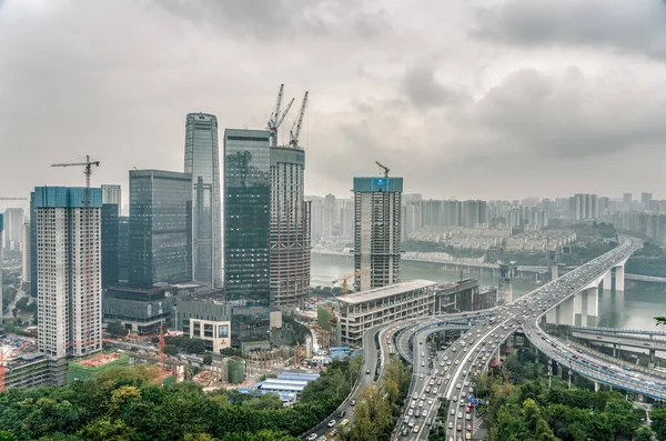 Chongqing, China - 20 de dezembro de 2019: Ponte de sobrevoo com tráfego em um dia chuvoso — Fotografia de Stock