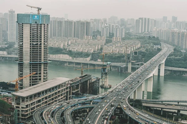 Chongqing, China - 20 de dezembro de 2019: Ponte de sobrevoo com tráfego em um dia chuvoso — Fotografia de Stock