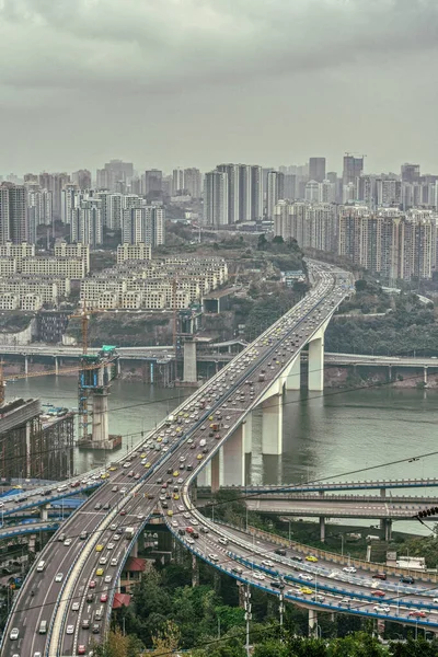 Chongqing, Chine - 20 déc. 2019 : Pont volant avec circulation par temps de pluie — Photo