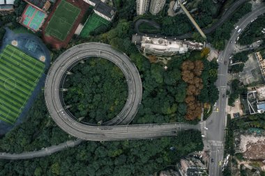 Chongqing, Çin - 22 Aralık 2019: Chongqing, Güneybatı Çin 'de şafaktan önce üstten otoyol trafiğinin havadan görüntüsü