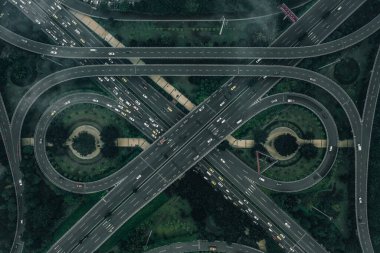 Chongqing, Çin - 22 Aralık 2019: Chongqing, Güneybatı Çin 'de şafaktan önce üstten otoyol trafiğinin havadan görüntüsü