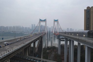 Chongqing, Çin - 22 Aralık 2019: Chongqing, Güneybatı Çin 'de şafaktan önce üstten otoyol trafiğinin havadan görüntüsü