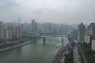 Chongqing, Çin - 22 Aralık 2019: Liziba, Yuzhong Bölgesi, Çin yakınlarındaki JIalingjiang köprüsünün insansız hava aracı görüntüsü