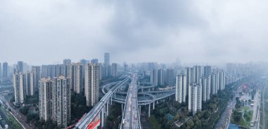 Chongqing, Çin 'deki Jialing nehri üzerindeki Caiyuanba köprüsünün insansız hava aracı görüntüsü.