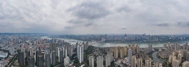 Çin 'in güneybatısındaki Chongqing' deki Yangtze Nehri 'ndeki yerleşim binalarının insansız hava aracı görüntüleri.