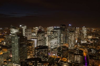 Gün batımından sonra La Defense CBD binalarının hava aracı görüntüleri. Işıklar açık.