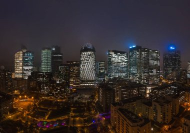 Paris La Defense bölgesindeki gökdelenlerin panoramik hava aracı çekimleri ön planda Parc Diderot
