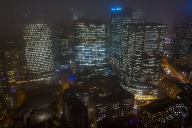 Paris La Defense bölgesindeki gökdelenlerin panoramik hava aracı çekimleri ön planda Parc Diderot
