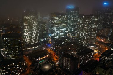 Paris La Defense bölgesindeki gökdelenlerin panoramik hava aracı çekimleri ön planda Parc Diderot