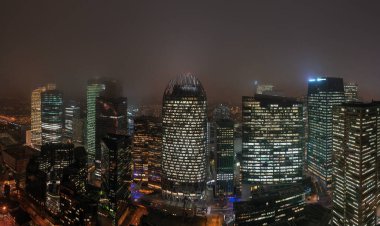 Paris La Defense bölgesindeki gökdelenlerin panoramik hava aracı çekimleri ön planda Parc Diderot