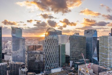Gün batımından önce Paris 'in iş bölgesinde La Defense' ın hava aracı görüntüsü.