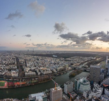 Eiffel Kulesi, Seine, Louis Vitton fondation, Tur Montparnasse, Hyatt Regency ile Levallois Paris 'in insansız hava aracı görüntüleri.