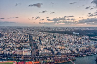 Eiffel Kulesi, Seine, Louis Vitton fondation, Tur Montparnasse, Hyatt Regency ile Levallois Paris 'in insansız hava aracı görüntüleri.