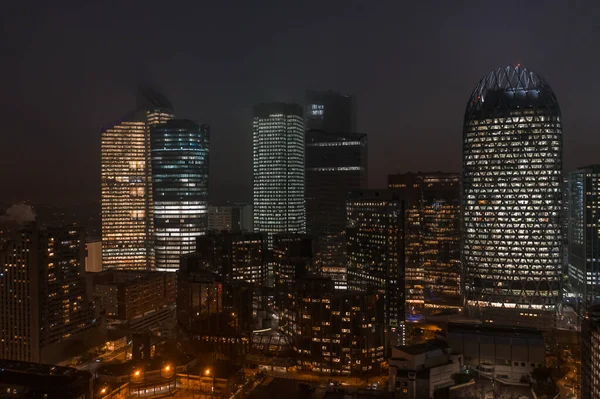 Defense Skyscraper大楼建筑群夜间空中无人驾驶飞机射击 — 图库照片