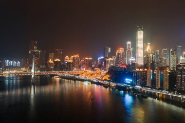Jialing nehrinin yanındaki Hong Ya Dong mağarasının gece görüntüsü.