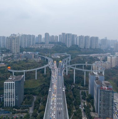 Sabahın köründe Caiyuanba üstgeçidinde hava aracı görüntüsü.