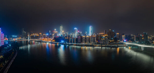 Ночной вид с воздуха на пещеру Хон Я Донг на реке Цзялин