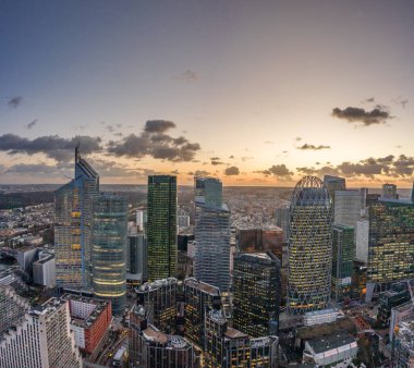 Gün batımında La Defense skycraper CBD Coomplex 'in gözünden bulutları gömerken çekilen hava aracı görüntüsü
