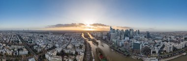 Gün batımında La Seine 'deki La Defense gökdelen kompleksinin hava pano görüntüsü.