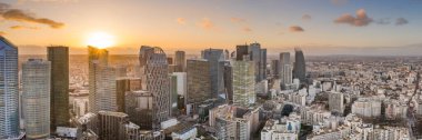 Gün batımında La Defense gökdelen kompleksinin hava pano görüntüsü