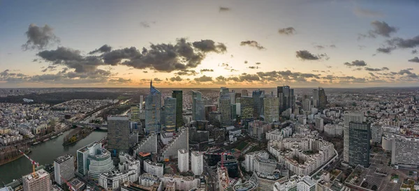 Воздушный Панорамный Дрон Сфотографировал Небоскреб Defense Парком Дидро Париже Облаками — стоковое фото