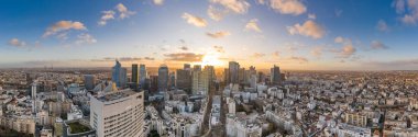 Courbevoie 'den La Defense gökdelen kompleksinin hava pano görüntüsü