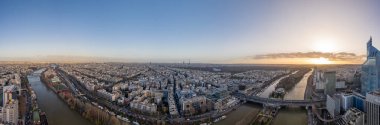 Paris 'te Neuilly sur Seine' de Eiffel Montparnasse Jardin 'in iklimlendirme turuyla çekilen hava aracı görüntüleri.