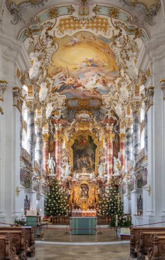 Wies Wieskirche Kilisesi 'nin içinde ana sunak ile ön cephe
