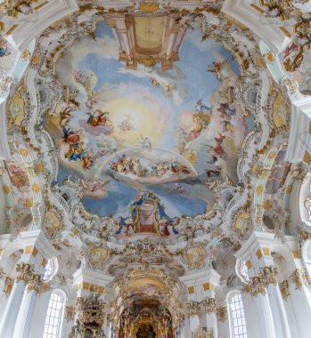 Steingaden, Almanya 'daki Wies Hac Kilisesi' nde tromp-l 'oeil ile rokoko tarzı kubbe